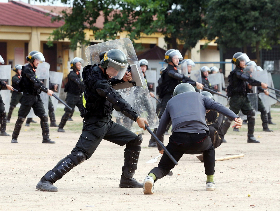 Màn trình diễn sự dụng dùi cui lá chắn trấn áp tội phạm của các chiến sỹ Cảnh sát cơ động. (Ảnh: Phạm Kiên/TTXVN)