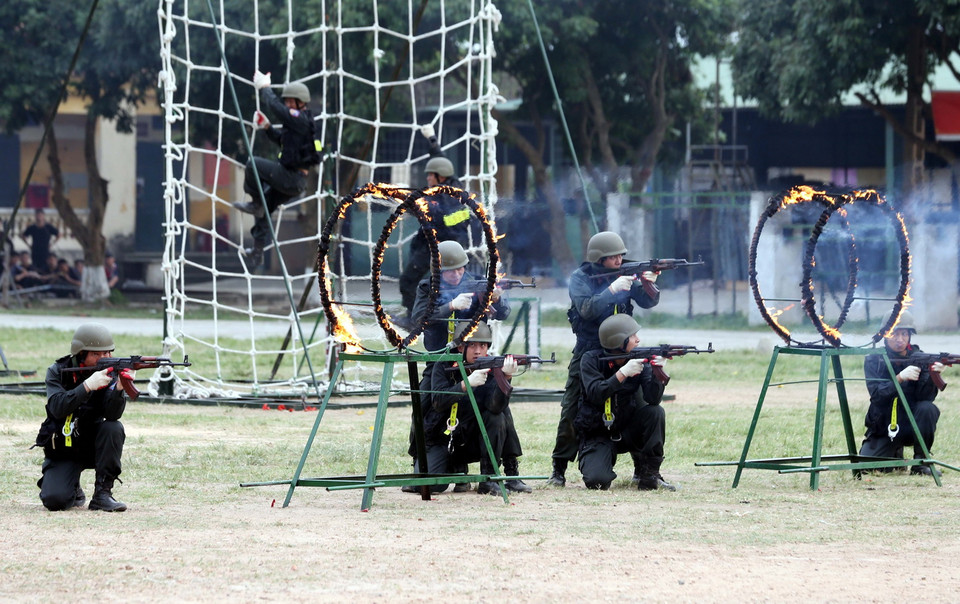 Màn trình diễn đánh bắt khủng bố, giải cứu con tin tại buổi diễn tập phương án bảo vệ cuộc Bầu cử đại biểu Quốc hội và đại biểu HĐND các cấp. (Ảnh: Phạm Kiên/TTXVN)