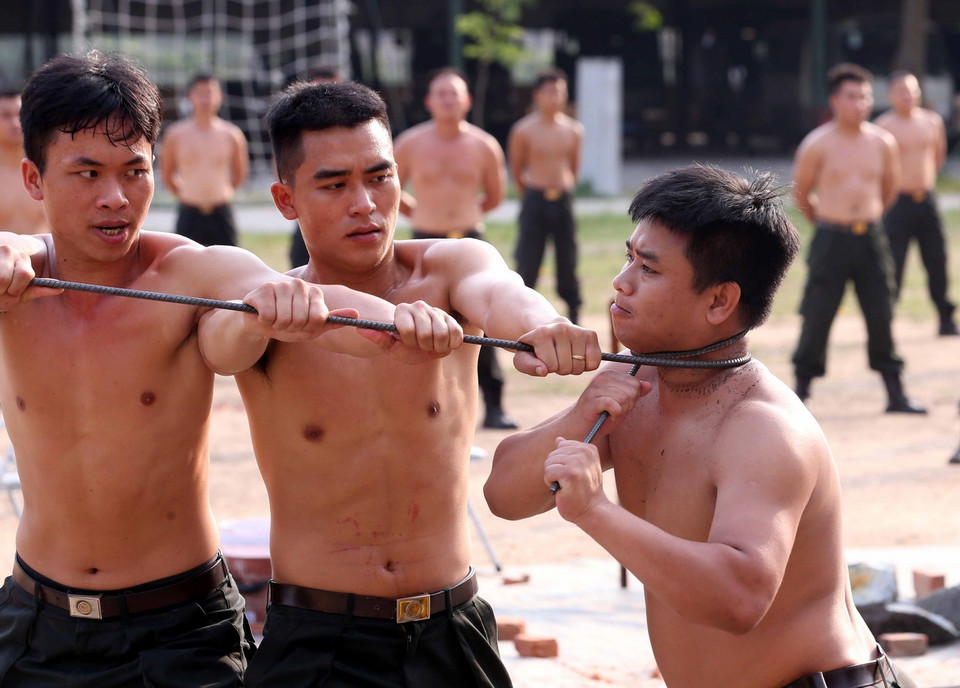 Màn trình diễn khí công của các Chiến sỹ Cảnh sát cơ động. (Ảnh: Phạm Kiên/TTXVN)