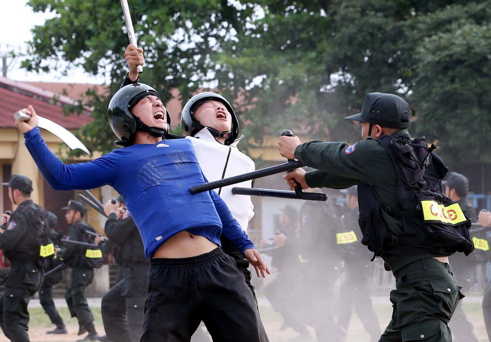 Màn trình diễn võ thuật của Chiến sỹ Cảnh sát cơ động. (Ảnh: Phạm Kiên/TTXVN)