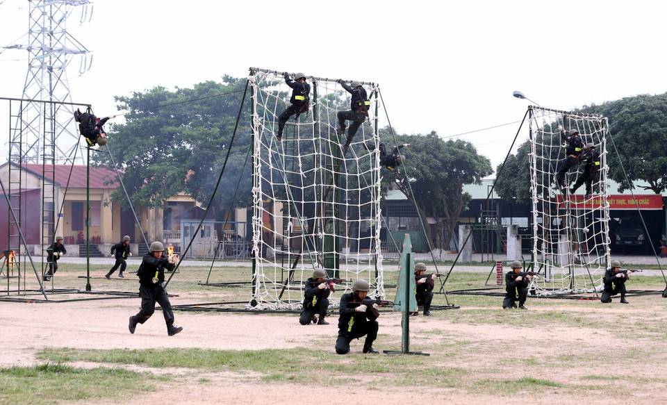 Màn trình diễn đánh bắt khủng bố, giải cứu con tin tại buổi diễn tập phương án bảo vệ cuộc Bầu cử đại biểu Quốc hội và đại biểu HĐND các cấp. (Ảnh: Phạm Kiên/TTXVN)