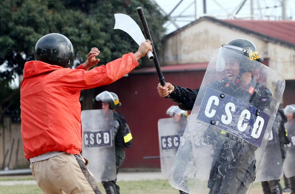 Màn trình diễn võ thuật dùi cui lá chắn của các chiến sỹ Cảnh sát cơ động. (Ảnh: Phạm Kiên/TTXVN)