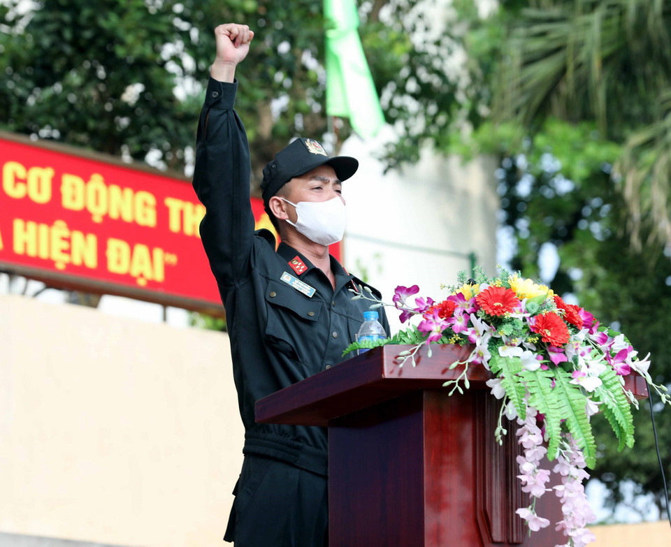 Đại diện cán bộ chiến sỹ Trung đoàn CSCĐ Thủ đô phát biểu hứa quyết tâm thực hiện nhiệm vụ. (Ảnh: Phạm Kiên/TTXVN)