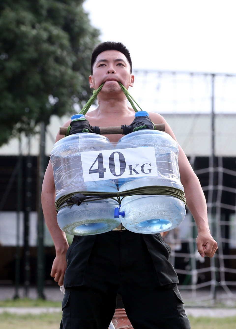 Màn trình diễn khí công của chiến sỹ Cảnh sát cơ động. (Ảnh: Phạm Kiên/TTXVN)