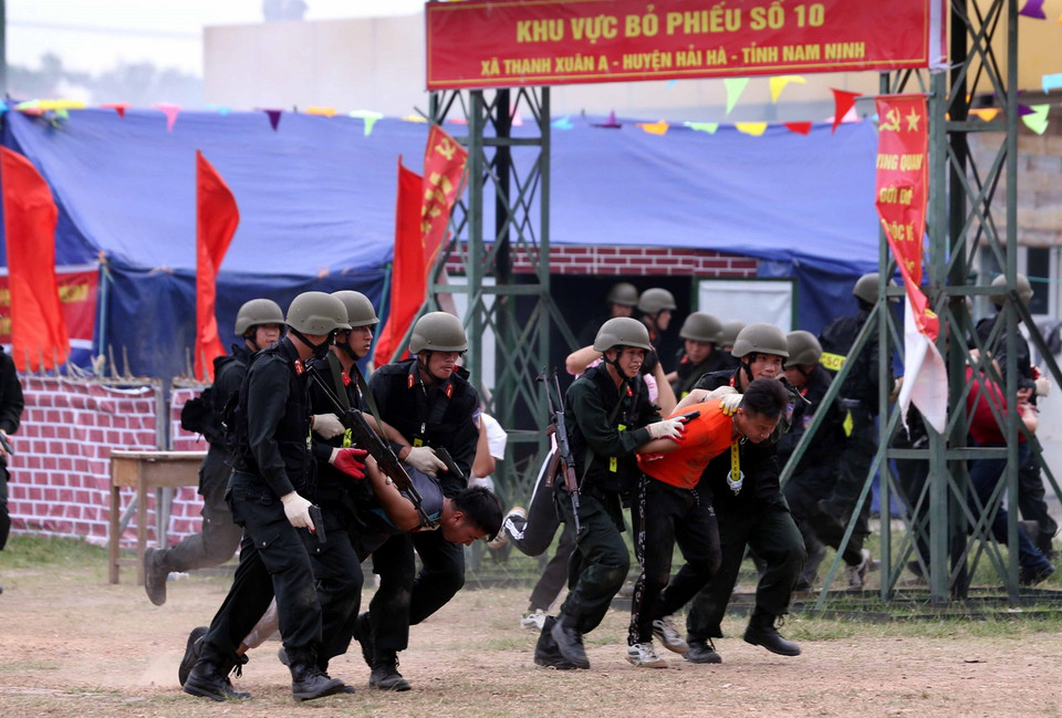 Màn trình diễn đánh bắt khủng bố, giải cứu con tin tại buổi diễn tập phương án bảo vệ cuộc Bầu cử đại biểu Quốc hội và đại biểu HĐND các cấp. (Ảnh: Phạm Kiên/TTXVN)