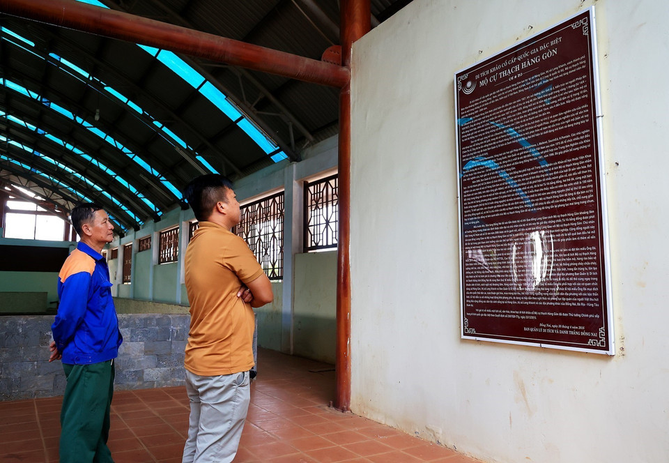 Đặc biệt là những điều bí ẩn tồn tại bên trong ngôi mộ phản ánh những khía cạnh liên quan tới văn hóa tinh thần của cư dân cổ vùng đất Đồng Nai. Trong ảnh: Du khách tìm hiểu Di tích quốc gia đặc biệt Mộ Cự thạch Hàng Gòn. (Ảnh: Hồng Đạt/TTXVN)