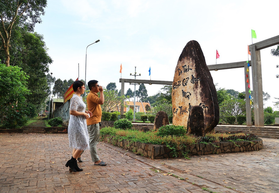 Di tích khảo cổ Mộ Cự thạch Hàng Gòn được Thủ tướng Chính phủ xếp hạng là di tích quốc gia đặc biệt từ năm 2015. Trong ảnh: Du khách tham quan Di tích quốc gia đặc biệt Mộ Cự thạch Hàng Gòn. (Ảnh: Hồng Đạt/TTXVN)