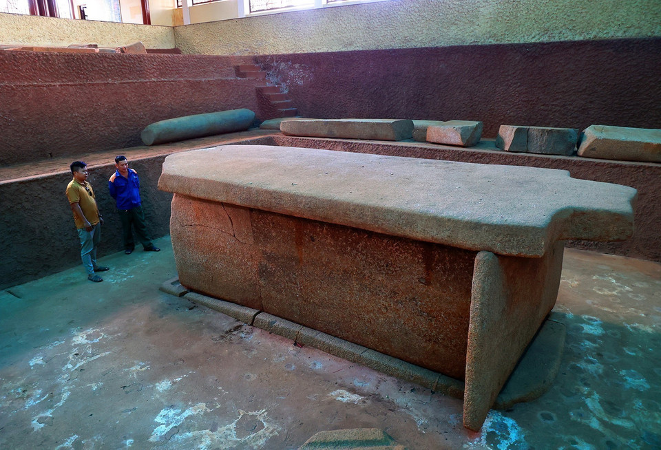 Mộ Cự thạch Hàng Gòn (còn gọi là Di chỉ Hàng Gòn 7, Mộ Đông Dương, Mả Ông Đá) ở xã Hàng Gòn, thành phố Long Khánh, tỉnh Đồng Nai, gồm: Khu hầm mộ (phát hiện năm 1927) và Khu chế tác (phát hiện năm 1995). (Ảnh: Hồng Đạt/TTXVN)