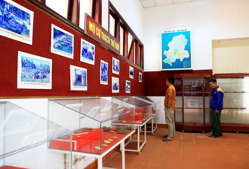 Di tích là một trong những thành tựu tiêu biểu, phản ánh một dấu mốc trong nấc thang phát triển ở Nam bộ - Việt Nam cách đây 2.000 năm, là kho sử liệu chứa đựng những giá trị văn hóa phi vật thể phong phú và đa dạng. Trong ảnh: Nhà đón tiếp và trưng bày hiện vật Di tích quốc gia đặc biệt Mộ Cự thạch Hàng Gòn. (Ảnh: Hồng Đạt/TTXVN)