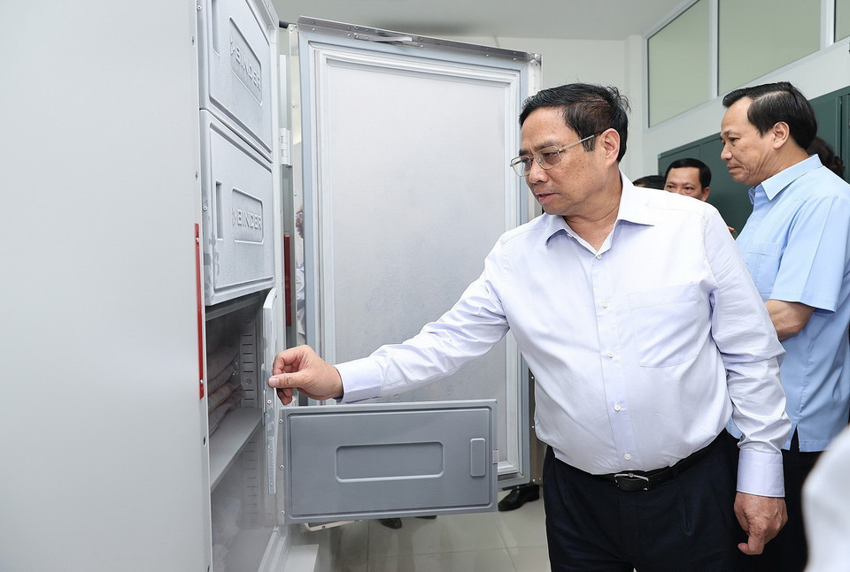 Thủ tướng Phạm Minh Chính kiểm tra quy trình bảo quản mẫu hài cốt. (Ảnh: Dương Giang/TTXVN)