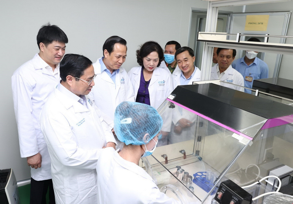 Thủ tướng Phạm Minh Chính kiểm tra quy trình xử lý mẫu hài cốt. (Ảnh: Dương Giang/TTXVN)