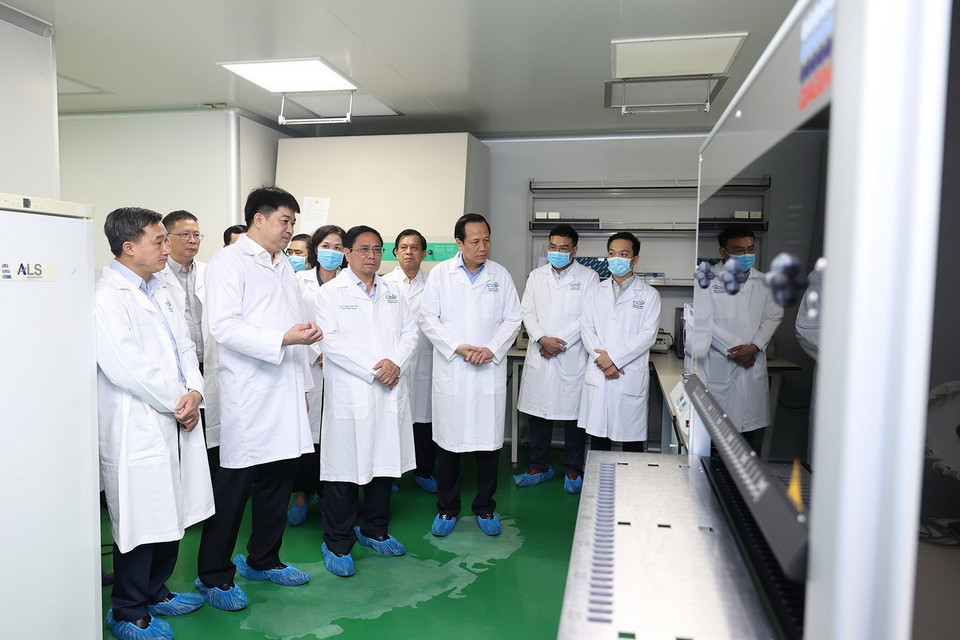 Thủ tướng Phạm Minh Chính nghe thuyết trình về quy trình bảo quản mẫu hài cốt. (Ảnh: Dương Giang/TTXVN)