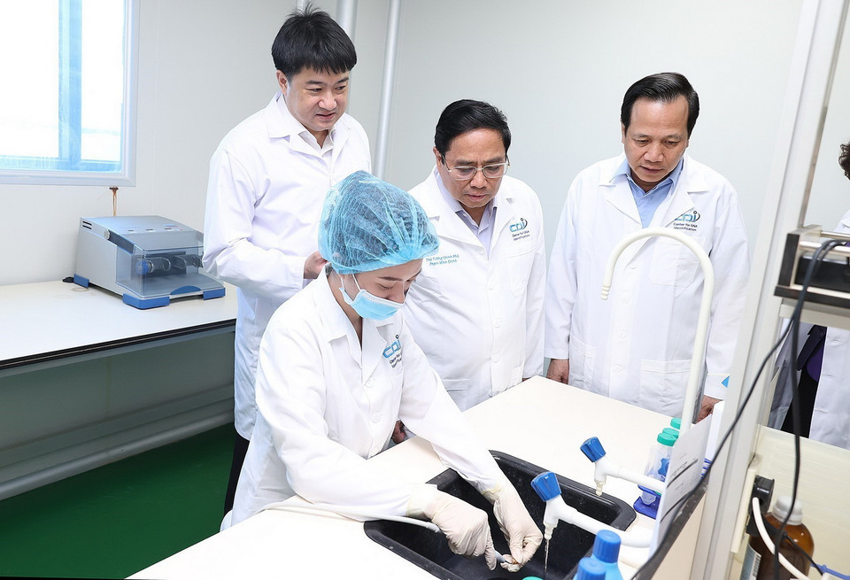 Thủ tướng Phạm Minh Chính kiểm tra quy trình xử lý mẫu hài cốt. (Ảnh: Dương Giang/TTXVN)