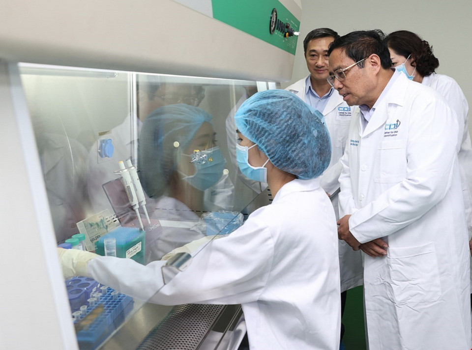 Thủ tướng xem quy trình bảo quản mẫu hài cốt liệt sỹ. (Ảnh: Dương Giang/TTXVN)