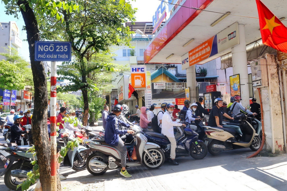 Người dân mua xăng xếp hàng dài ra cả lòng đường tại cửa hàng xăng Khâm Thiên, ảnh chụp ngày 11/10. (Ảnh: Tuấn Đức/TTXVN)