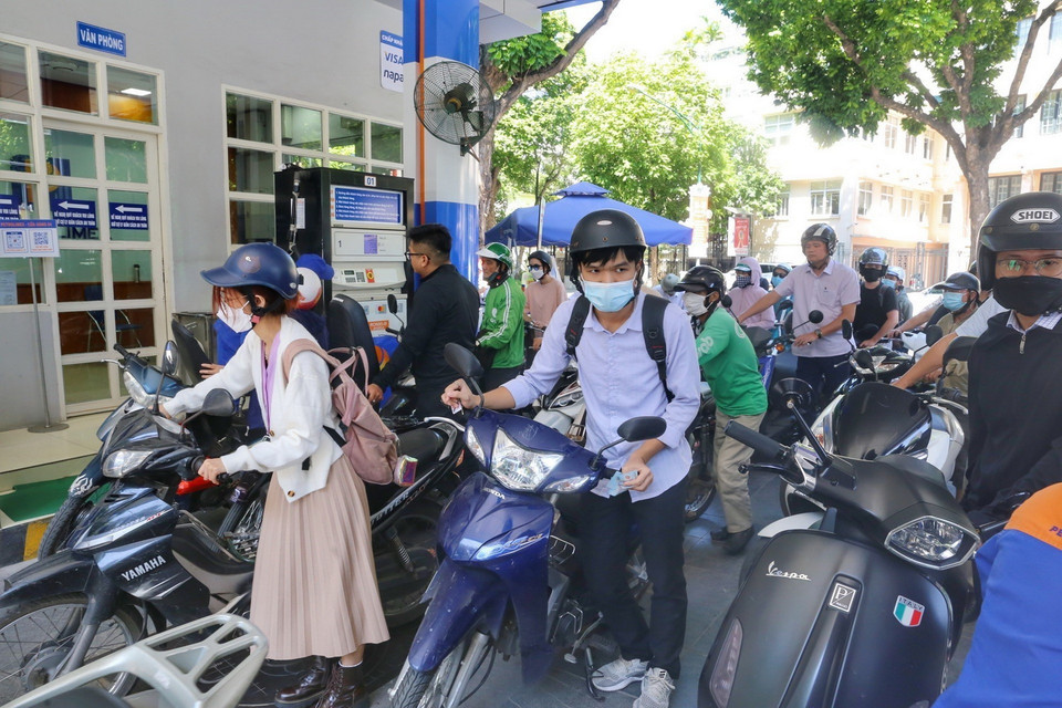 Hàng dài người mua xăng tại cửa hàng xăng trên phố Trần Hưng Đạo. (Ảnh: Tuấn Đức/TTXVN)