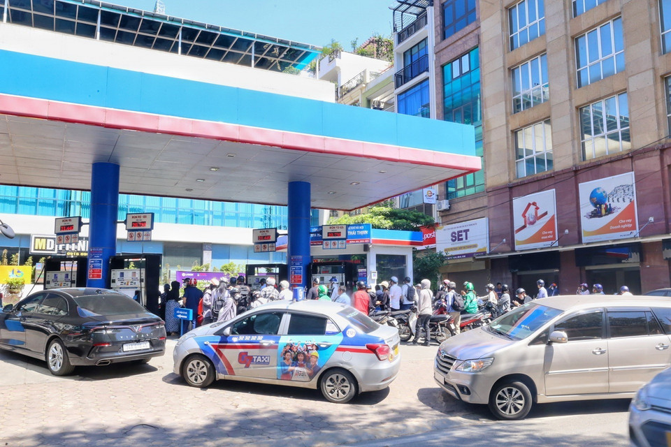 Ô tô nối đuôi nhau tại cửa hàng xăng trên phố Thái Thịnh. (Ảnh: Tuấn Đức/TTXVN)