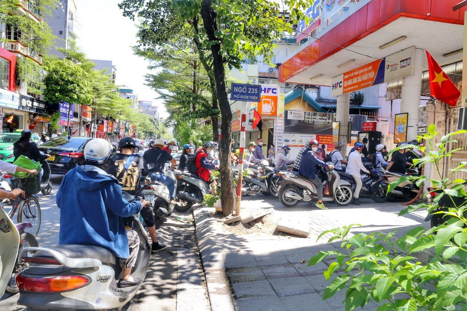 Người dân mua xăng xếp hàng dài ra cả lòng đường tại cửa hàng xăng Khâm Thiên, ảnh chụp ngày 11/10. (Ảnh: Tuấn Đức/TTXVN)