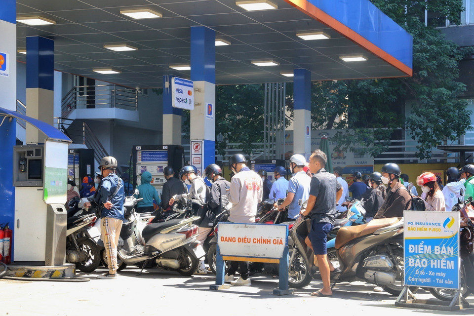 Cửa hàng xăng trên phố Nguyễn Lương Bằng đông đúc người mua xăng. (Ảnh: Tuấn Đức/TTXVN)