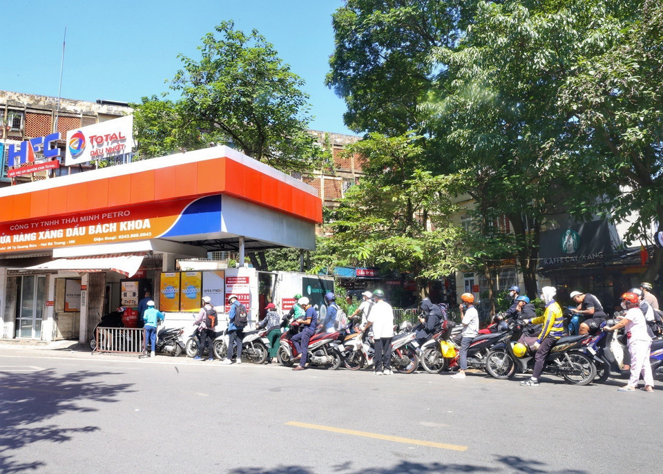 Người dân mua xăng xếp hàng dài tại cửa hàng xăng Bách Khoa. (Ảnh: Tuấn Đức/TTXVN)