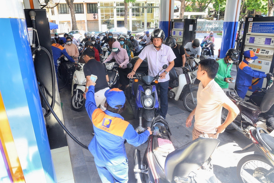 Hàng dài người mua xăng tại cửa hàng xăng trên phố Trần Hưng Đạo. (Ảnh: Tuấn Đức/TTXVN)