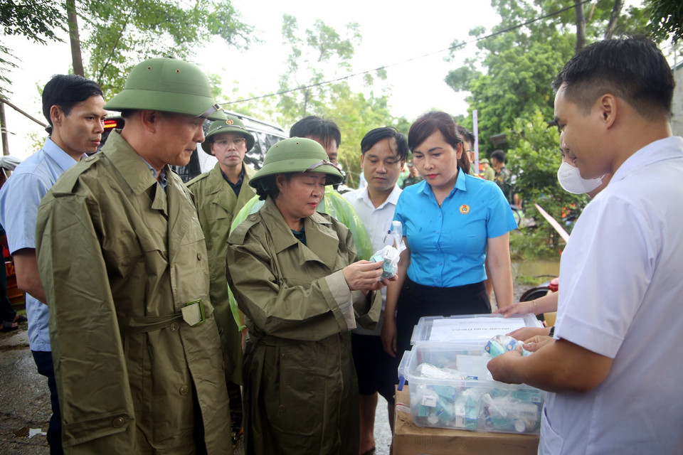 Bà Bùi Thị Minh Hoài, Bí thư Thành ủy Hà Nội (đứng giữa), kiểm tra công tác phòng chống lũ tại huyện Chương Mỹ. (Ảnh: Nguyễn Văn Cảnh/TTXVN)