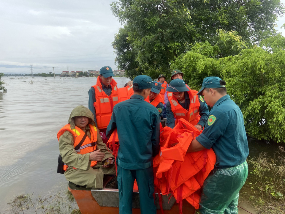 Các lực lượng cứu hộ đang chuẩn bị sẵn sàng để ứng phó lũ và cung cấp lương thực cho nhân dân vùng chia cắt. (Ảnh: Nguyễn Văn Cảnh/TTXVN)