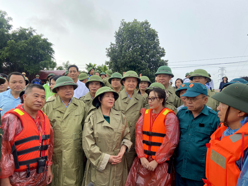 Bà Bùi Thị Minh Hoài, Bí thư Thành ủy Hà Nội (đứng giữa), trao đổi, động viên lực lượng xung kích phòng chống lũ tại huyện Quốc Oai. (Ảnh: Nguyễn Văn Cảnh/TTXVN)