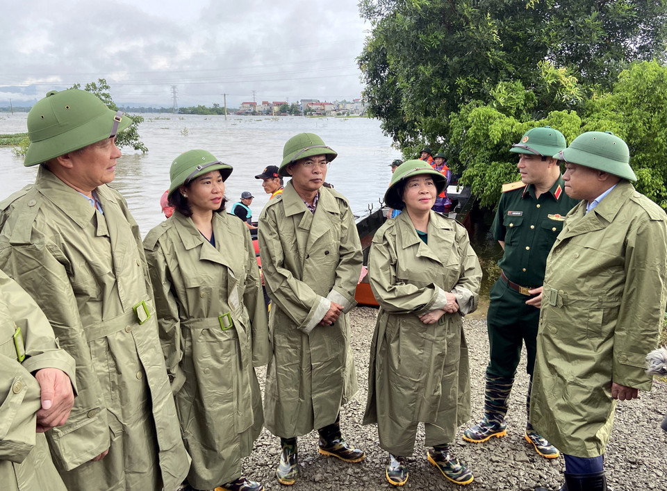 Các đồng chí Thường trực Thành ủy Hà Nội kiểm tra công tác phòng chống lũ tại xã Nam Phương Tiến, huyện Quốc Oai. (Ảnh: Nguyễn Văn Cảnh/TTXVN)