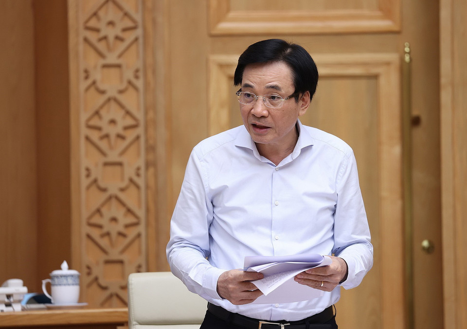  Bộ trưởng, Chủ nhiệm Văn phòng Chính phủ Trần Văn Sơn báo cáo về việc rà soát pháp luật tháo gỡ khó khăn cho đầu tư, kinh doanh trong điều kiện dịch COVID-19 diễn biến phức tạp. (Ảnh: Dương Giang/TTXVN)