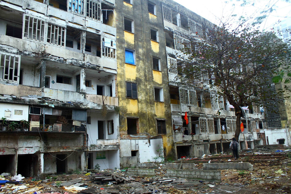 Chung cư Quang Trung được xây dựng từ năm 1976, sau 40 năm sử dụng đã xuống cấp nghiêm trọng và gây mất mỹ quan đô thị tại thành phố Vinh. (Ảnh: Tá Chuyên/TTXVN)