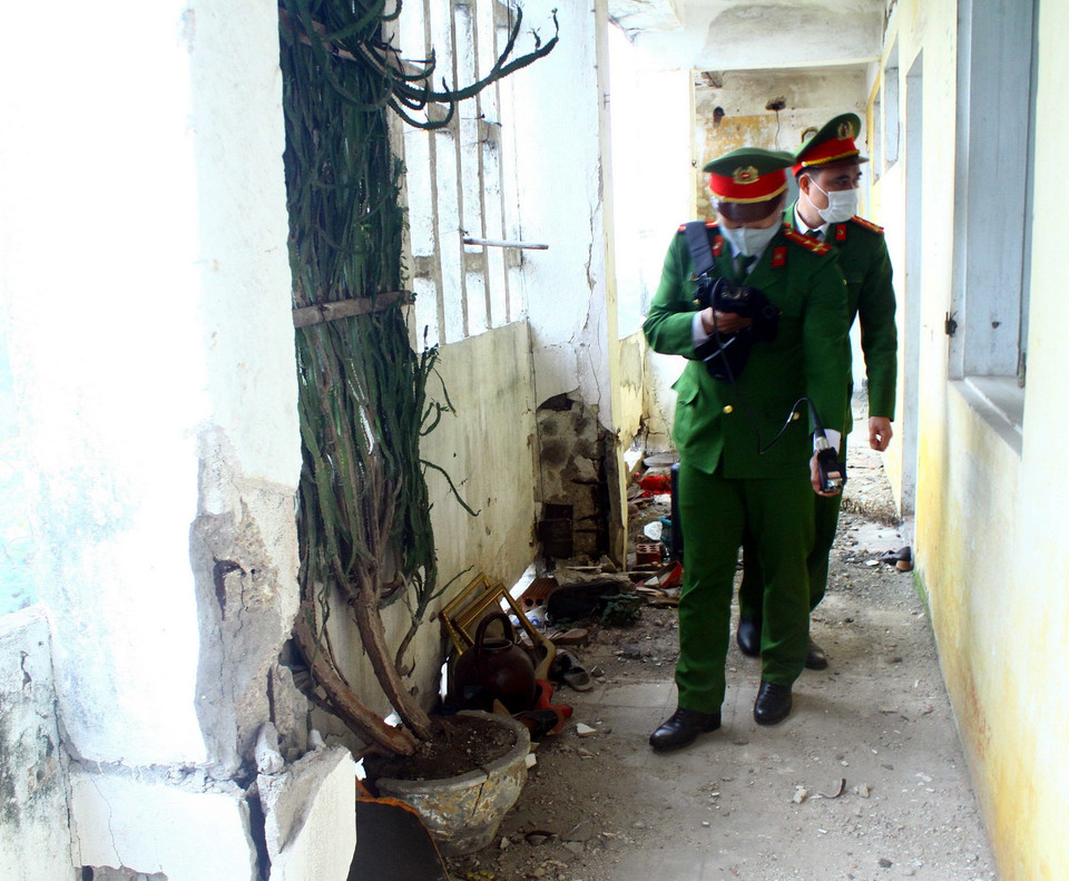  Lực lượng chức năng tiến hành rà bom mìn tại chung cư Quang Trung, thành phố Vinh, tỉnh Nghệ An. (Ảnh: Tá Chuyên/TTXVN)