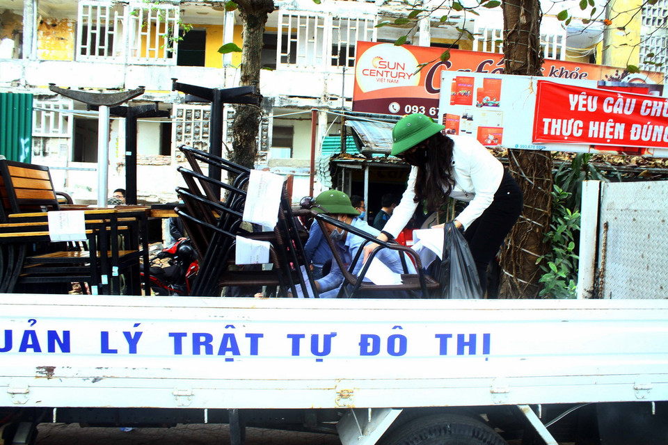 Lực lượng chức năng tiến hành niêm phong các tài sản của người dân sau khi thu hồi. (Ảnh: Tá Chuyên/TTXVN)