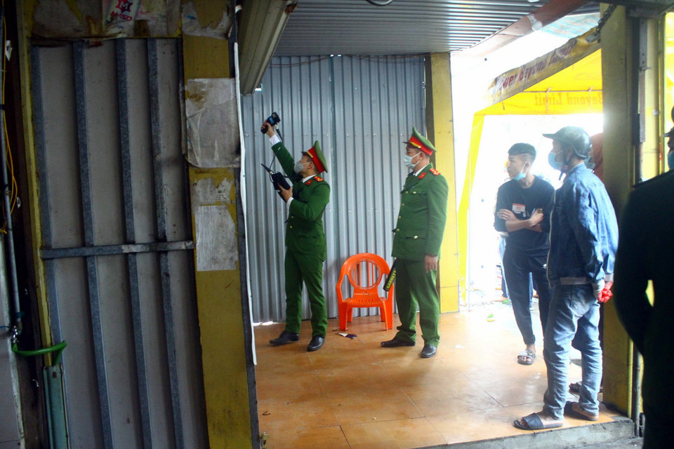  Lực lượng chức năng tiến hành rà bom mìn tại chung cư Quang Trung, thành phố Vinh, tỉnh Nghệ An. (Ảnh: Tá Chuyên/TTXVN)