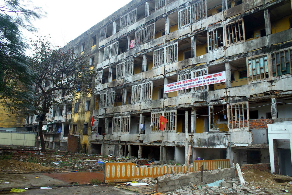 Chung cư Quang Trung được xây dựng từ năm 1976, sau 40 năm sử dụng đã xuống cấp nghiêm trọng và gây mất mỹ quan đô thị tại thành phố Vinh. (Ảnh: Tá Chuyên/TTXVN)