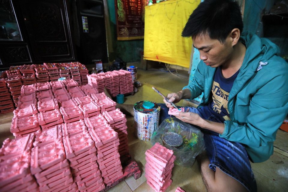 Công đoạn trang trí cho Tượng ông Táo. (Ảnh: Thành Đạt/TTXVN)