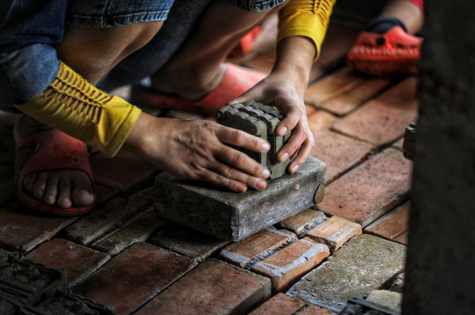 Tượng ông Công, ông Táo phải làm bằng phương pháp thủ công đòi hỏi sự khéo léo, tỉ mỉ của người làm. (Ảnh: Thành Đạt/TTXVN)