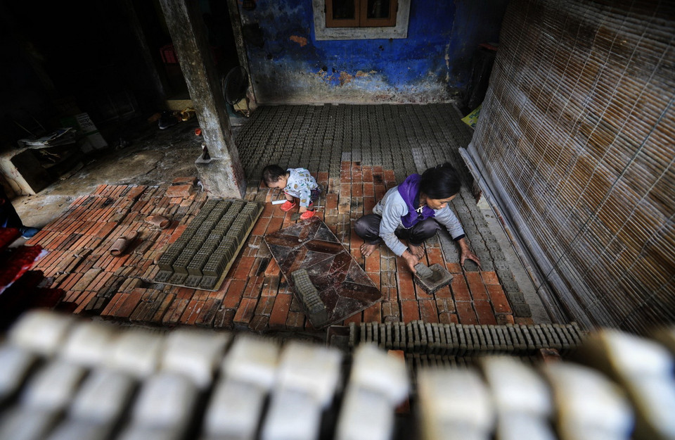 Hiện ở làng Địa Linh cũng chỉ còn vài hộ gia đình là còn tiếp tục gắn bó làm tượng ông Táo. (Ảnh: Thành Đạt/TTXVN)