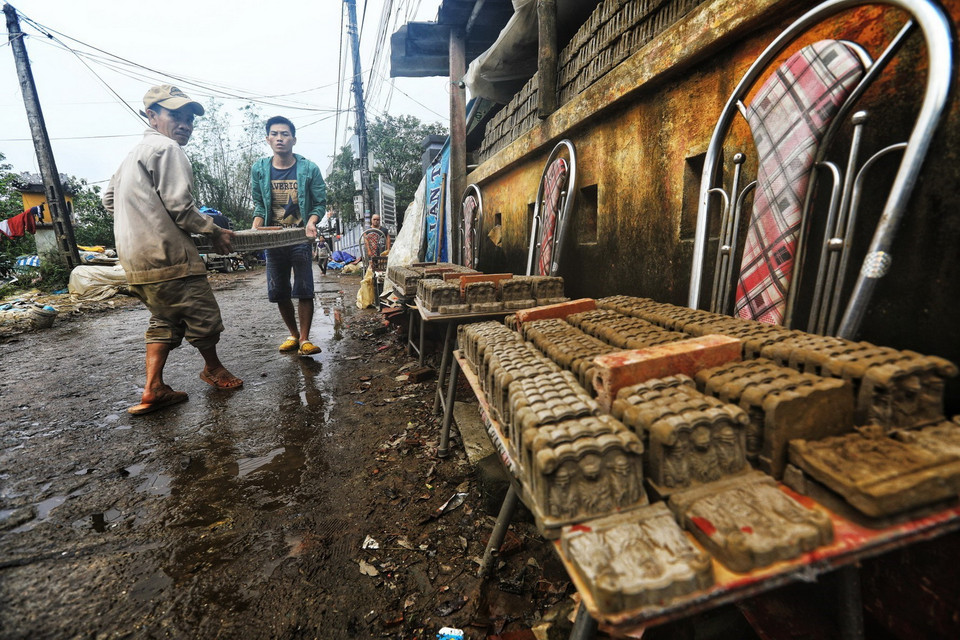 Tượng ông Công, ông Táo đúc xong sẽ được mang đi phơi nắng. (Ảnh: Thành Đạt/TTXVN)