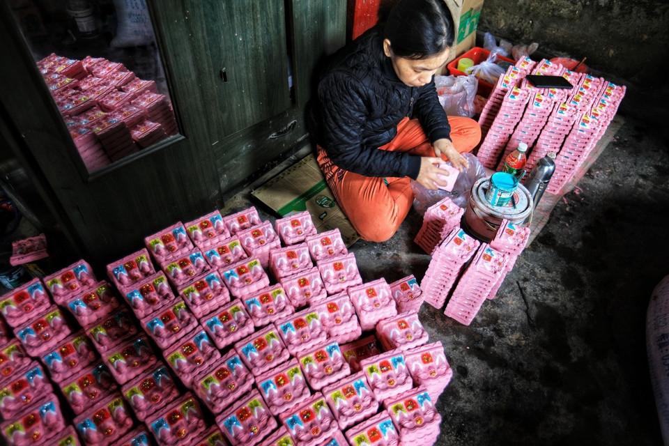 Trang trí cho tượng ông Táo. (Ảnh: Thành Đạt/TTXVN)