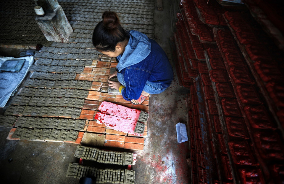 Công việc nhọc nhằn, thức khuya dậy sớm mà hiệu quả kinh tế không cao nên nhiều người trong làng đã không còn giữ được nghề, hiện ở làng Địa Linh cũng chỉ còn vài hộ gia đình là còn tiếp tục gắn bó làm tượng ông Táo. (Ảnh: Thành Đạt/TTXVN)