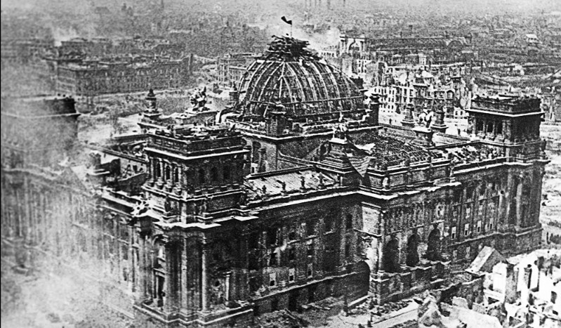 Lá cờ chiến thắng tung bay trên nóc Tòa nhà Quốc hội. (Nguồn: Sputnik)