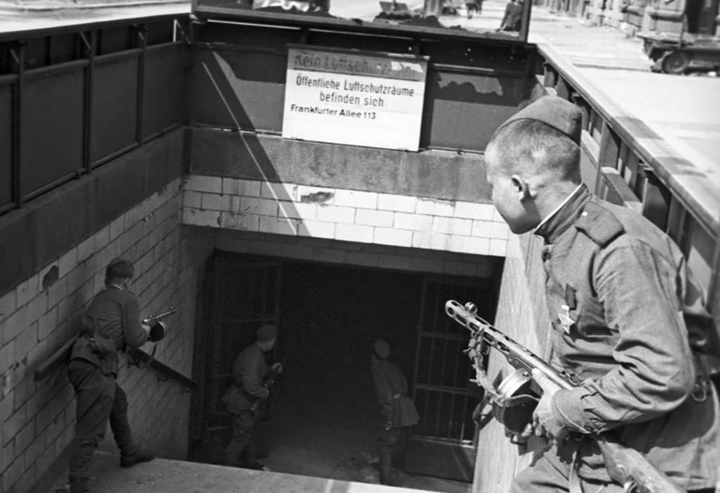 Hồng quân trước cửa vào hệ thống tàu điện ngầm Berlin. (Nguồn: Sputnik)