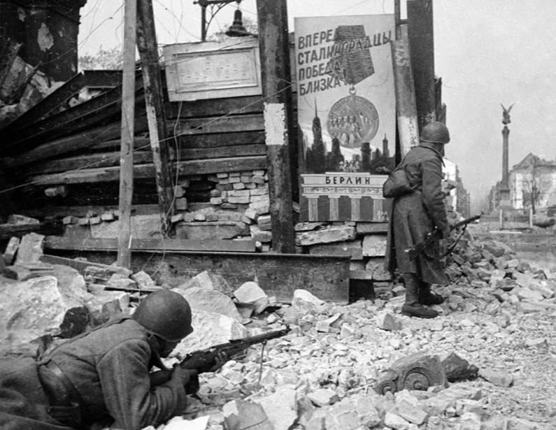 Binh lính Liên Xô chiến đấu trên đường phố Berlin. (Nguồn: Sputnik)