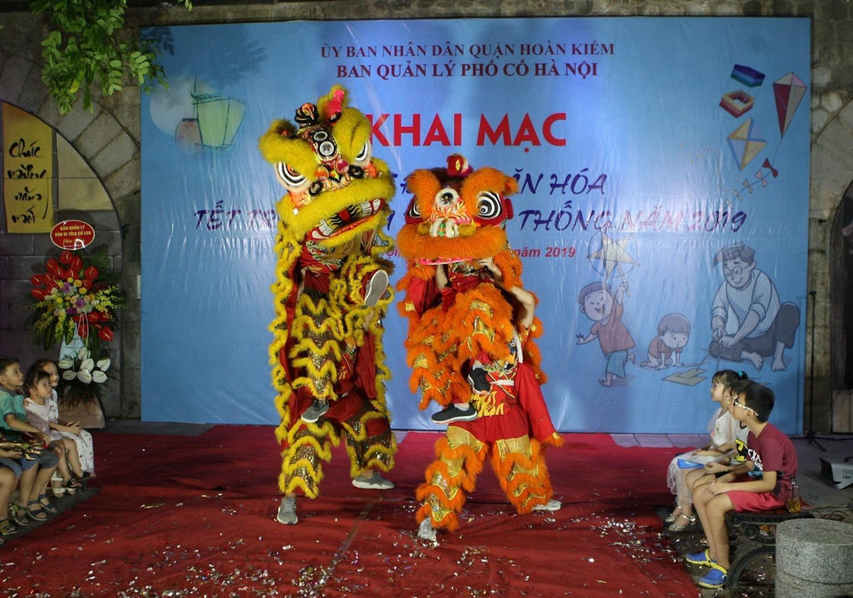 Biểu diễn múa lân phục vụ các em nhỏ trong tối khai mạc. (Ảnh: Thanh Tùng/TTXVN)