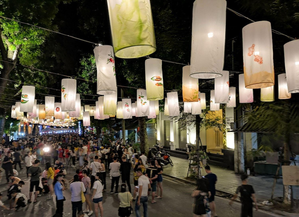 Không gian phố bích họa Phùng Hưng rực rỡ, cuốn hút với hàng trăm chiếc đèn lồng. (Ảnh: Thanh Tùng/TTXVN)