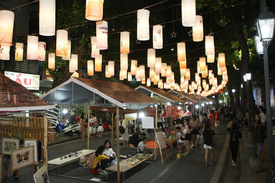 Một góc không gian phố bích họa Phùng Hưng rực rỡ, cuốn hút với hàng trăm chiếc đèn lồng và những gian trưng bày đồ chơi truyền thống. (Ảnh: Thanh Tùng/TTXVN)