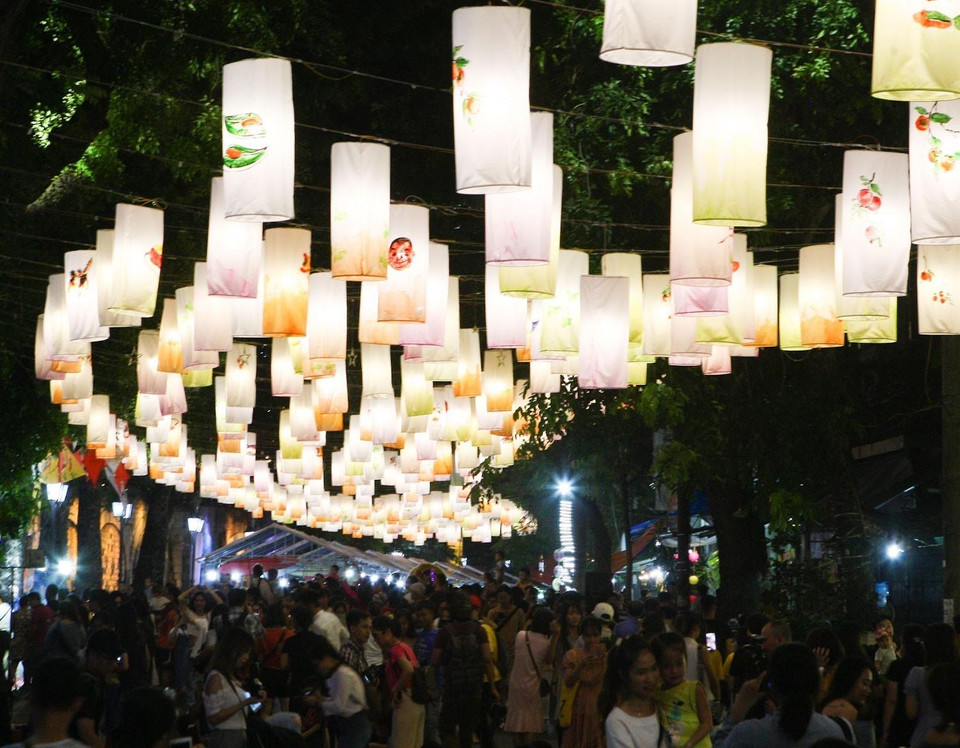 Không gian phố bích họa Phùng Hưng rực rỡ, cuốn hút với hàng trăm chiếc đèn lồng. (Ảnh: Thanh Tùng/TTXVN)