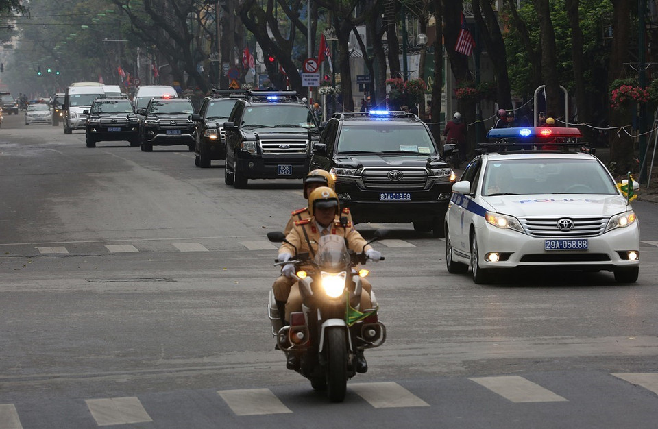 Trong ảnh: Đoàn Triều Tiên di chuyển trên đường Lý Thường Kiệt đến khách sạn Metropole trên phố Ngô Quyền, quận Hoàn Kiếm (Hà Nội) để kiểm tra công tác chuẩn bị cho cuộc gặp đầu tiên giữa Tổng thống Mỹ Donald Trump với Chủ tịch Triều Tiên Kim Jong-un. (Ảnh: Dương Giang/TTXVN)