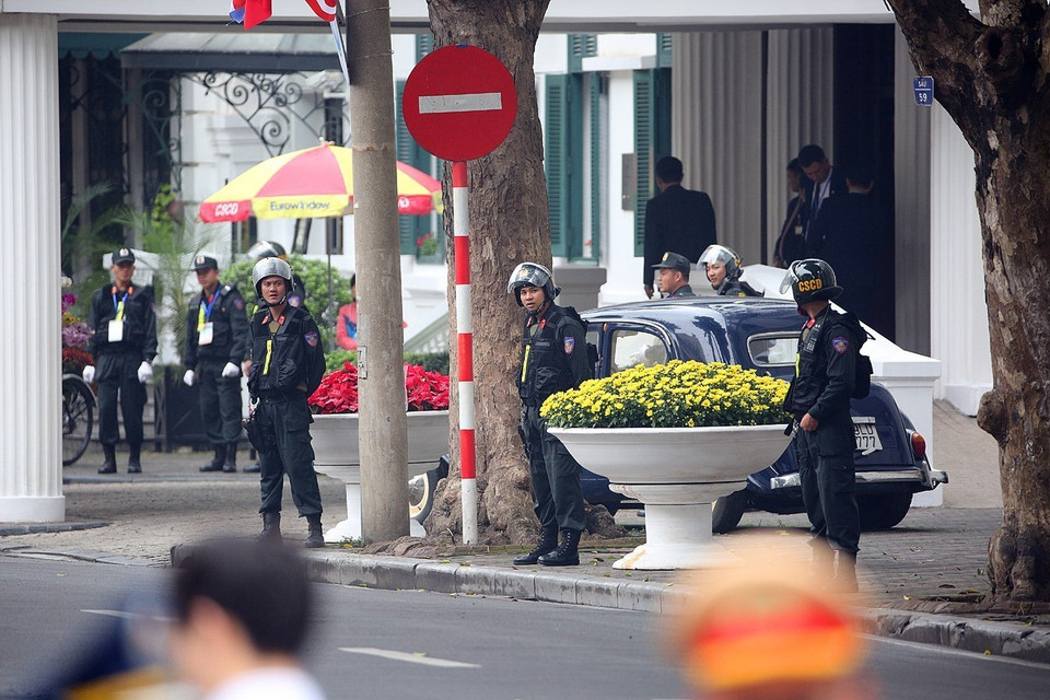 Nhân viên an ninh kiểm tra khu vực cửa ra vào Khách sạn Metropole trên phố Ngô Quyền. (Ảnh: Dương Giang/TTXVN)